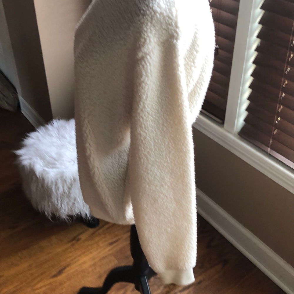 Fuzzy pullover - Picture 3 of 4